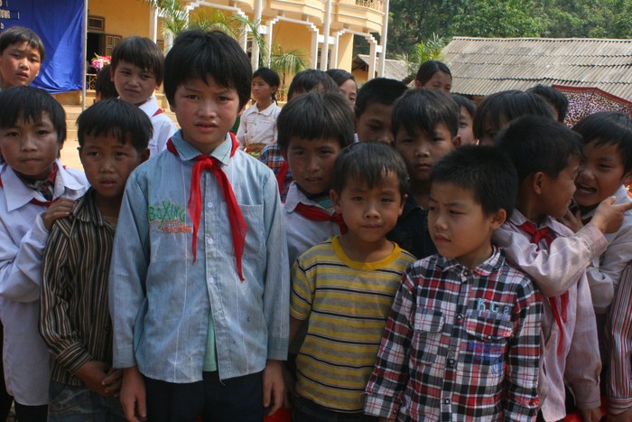 Những gương mặt háo hức của các em học sinh trường Tiểu học Nà Bó 2 (xã Nà Bó, Mai Sơn, Sơn La) trong lúc chờ đến lượt mình nhận quà.